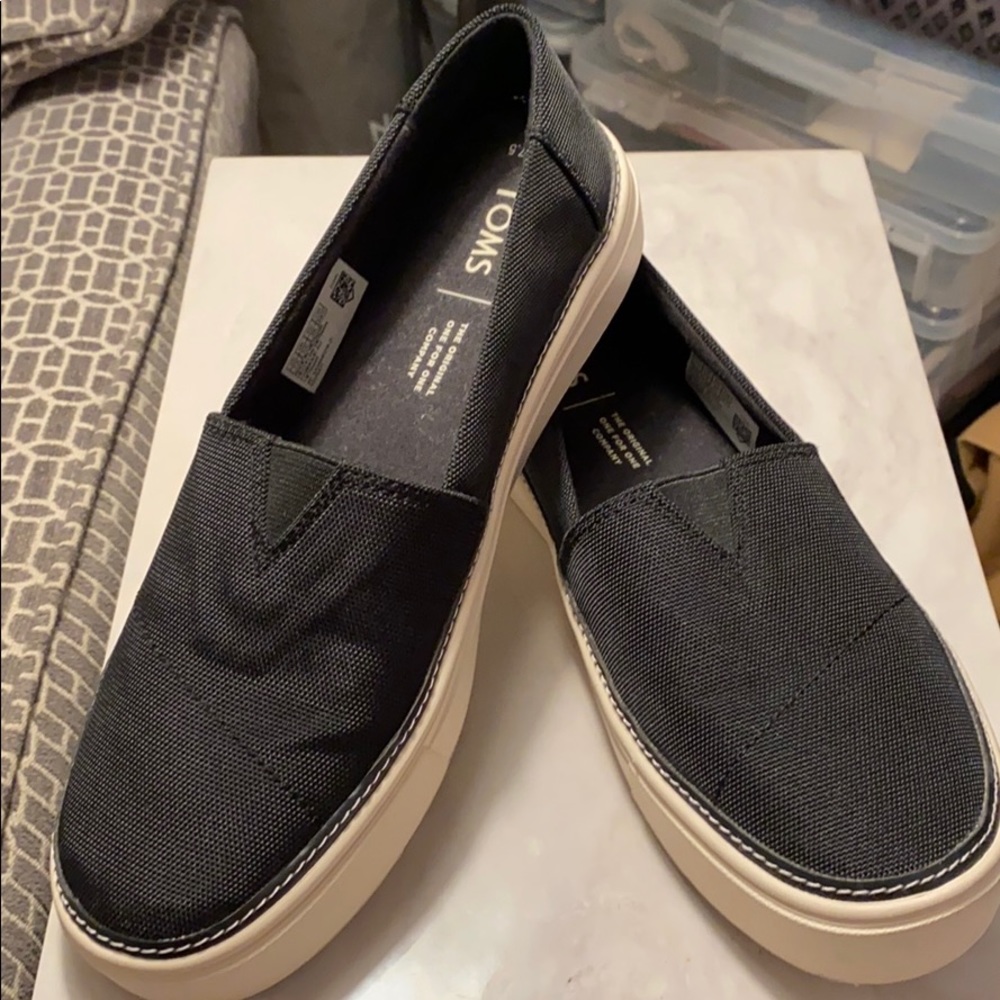Tom’s 7.5 navy blue canvas with white rubber sneak